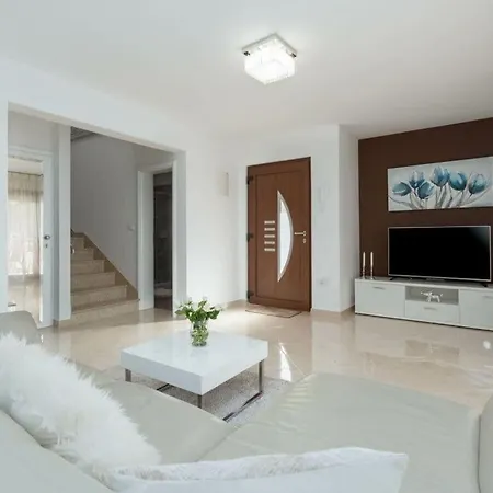 Mirjana Comfortable Mugeba