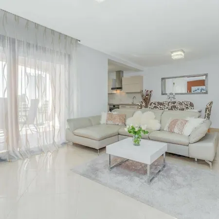 Mirjana Comfortable فيلة Mugeba